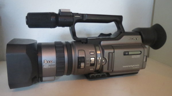 Sony DCR-VX2100E miniDV Profi-Camcorder mit 3CCD